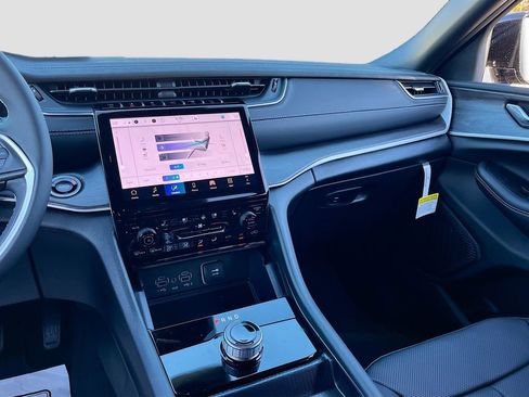 New 2025 Jeep Grand Cherokee Limited w/ Luxury Tech Group II image 24