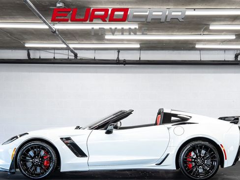 Used 2015 Chevrolet Corvette Z06 w/ 3LZ Preferred Equipment Group RWD image 2