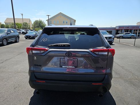 Used 2021 Toyota RAV4 LE FWD image 4