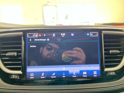 Used 2023 Chrysler Pacifica Limited w/ Uconnect Theater Family Group image 36