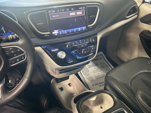 Used 2022 Chrysler Pacifica Touring-L w/ Uconnect Theater Family Group image 3