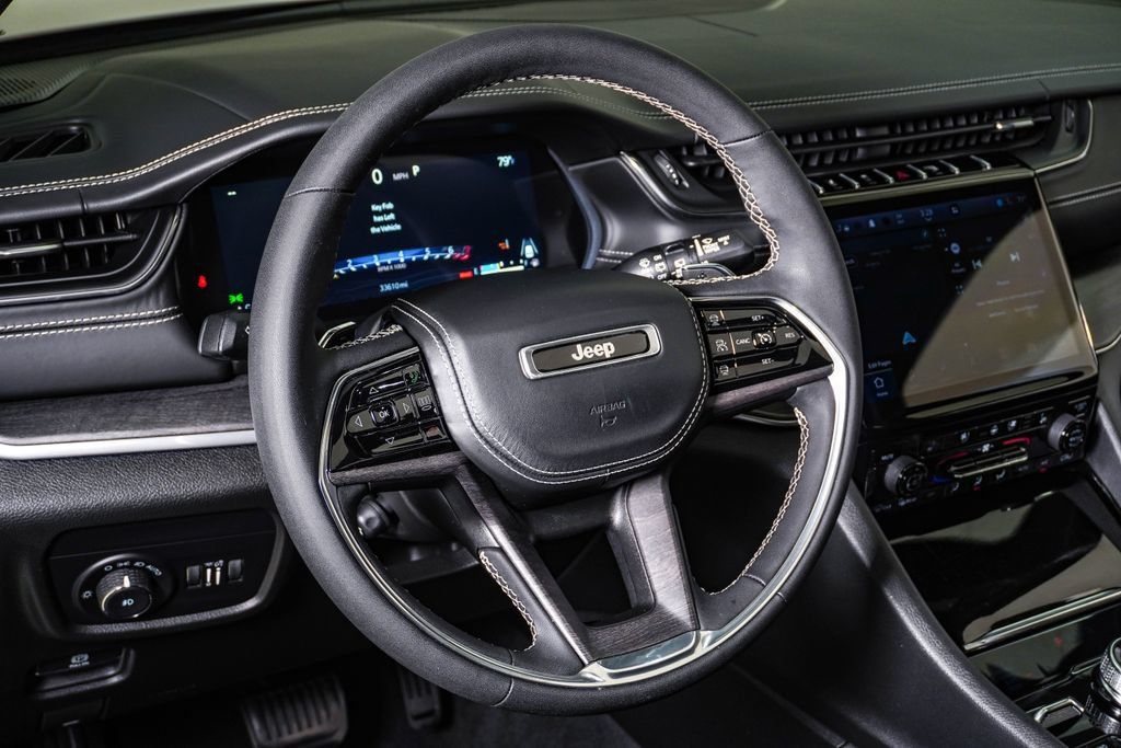 Used 2023 Jeep Grand Cherokee Overland AWD/4WD image 20