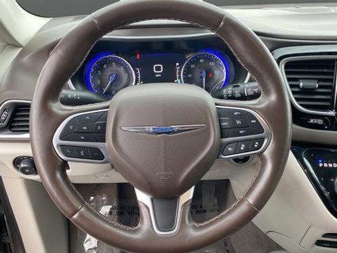 Used 2017 Chrysler Pacifica Touring-L Plus w/ Advanced Safetytec Group FWD image 16