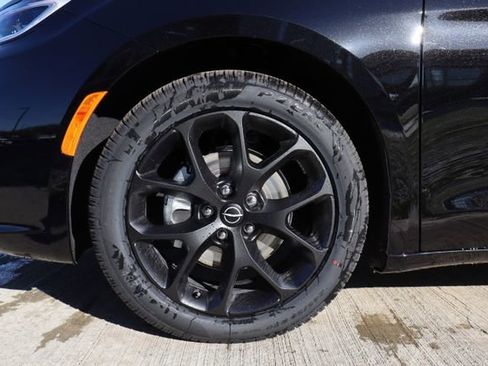 New 2026 Chrysler Pacifica Limited FWD image 32