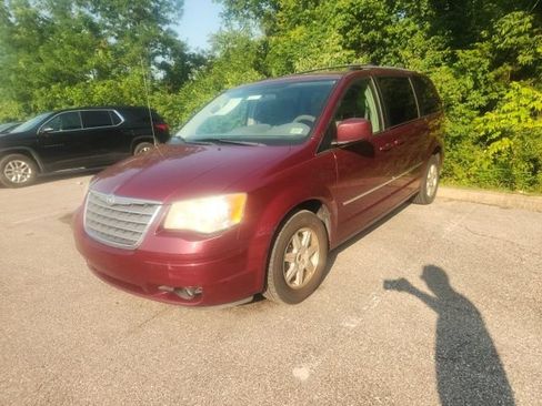 Used 2009 Chrysler Town & Country Touring FWD image 10