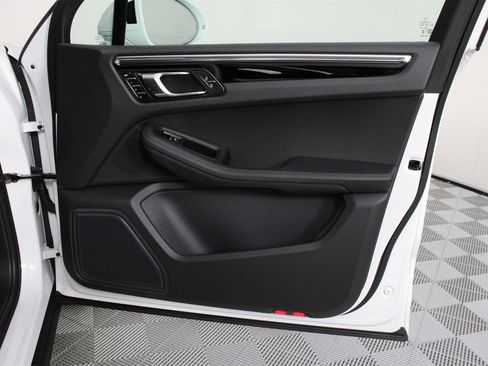 Used 2025 Porsche Macan image 23