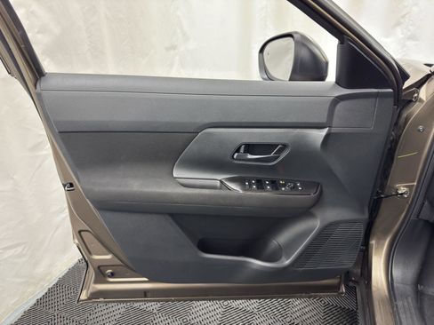 Used 2025 Nissan Kicks S image 13