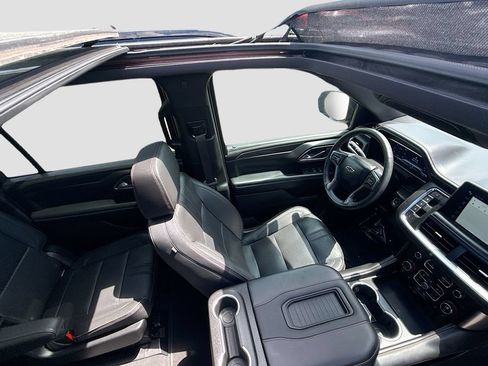 Used 2022 Chevrolet Suburban RST w/ Sport Performance Package AWD/4WD image 23