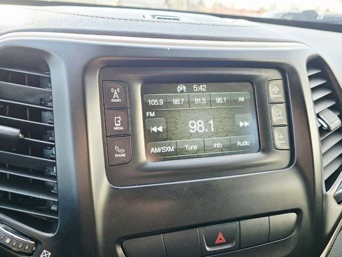 Used 2015 Jeep Cherokee Latitude w/ Cold Weather Group AWD/4WD image 17