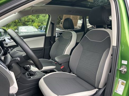 Certified 2025 Volkswagen Taos SE w/ Panoramic Sunroof Package image 20