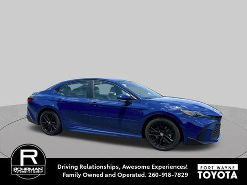 Used 2025 Toyota Camry SE FWD image 1