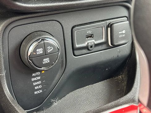 Used 2017 Jeep Renegade Trailhawk w/ Premium Trailhawk Package AWD/4WD image 26