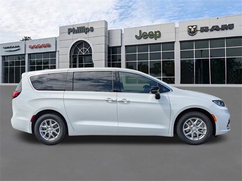 New 2026 Chrysler Pacifica Select image 2