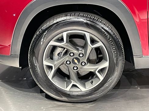 Used 2025 Chevrolet Trax LT FWD image 35
