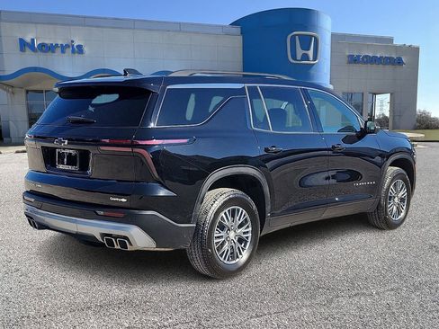 Used 2025 Chevrolet Traverse LT w/ Driver Confidence Package image 4