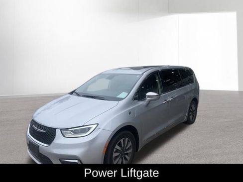 Used 2022 Chrysler Pacifica Limited w/ Uconnect Theater Family Group FWD image 13