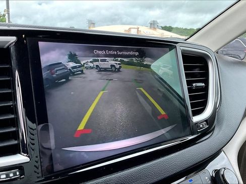 Used 2021 Chrysler Pacifica Touring-L FWD image 17