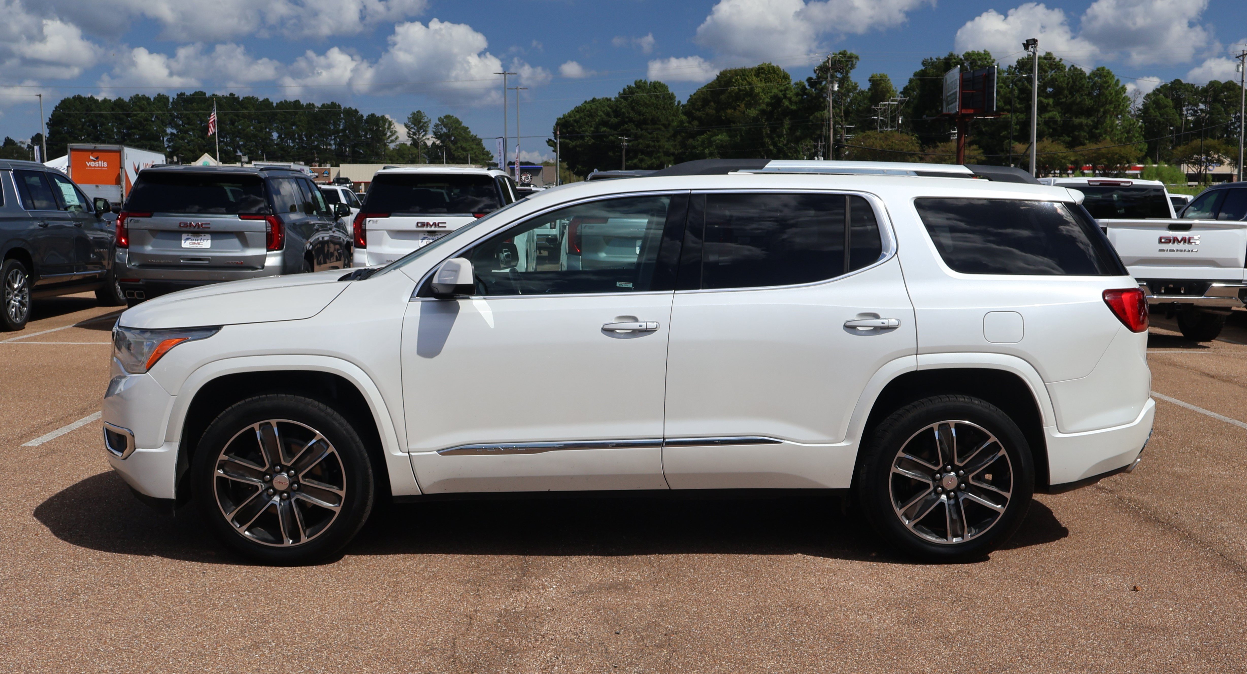 Used 2019 GMC Acadia Denali w/ Technology Package FWD image 2