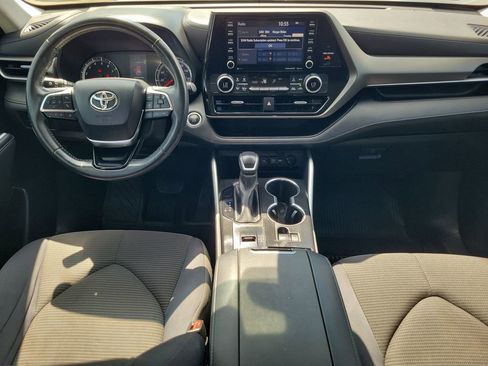 Used 2021 Toyota Highlander LE FWD image 17