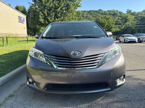 Used 2015 Toyota Sienna XLE w/ XLE Navigation Package FWD image 2