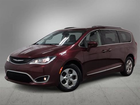 Certified 2017 Chrysler Pacifica Touring-L Plus image 1