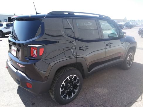Used 2023 Jeep Renegade Trailhawk w/ Trailhawk Elite Group AWD/4WD image 5