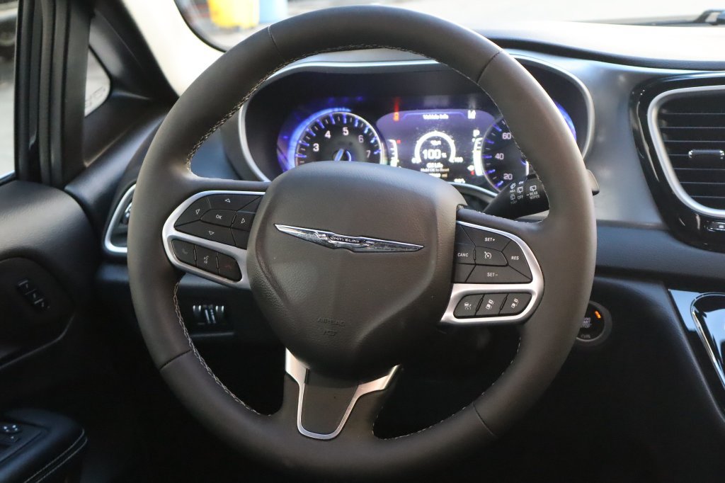 Used 2026 Chrysler Pacifica Select FWD image 34
