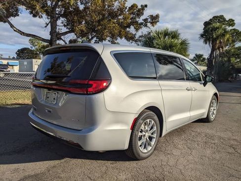 New 2026 Chrysler Pacifica Limited image 3