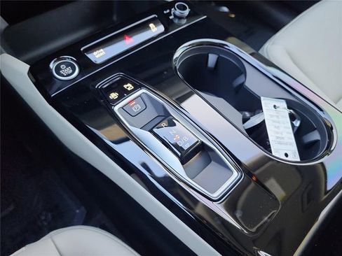 New 2025 Audi Q6 e-tron Premium image 17