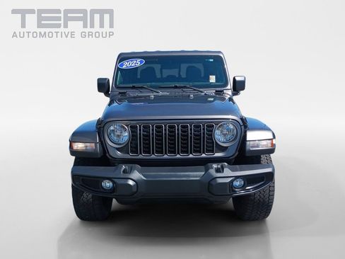 Used 2025 Jeep Gladiator Sport AWD/4WD image 2