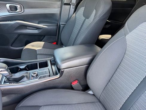 Used 2023 Kia Sorento LX image 12