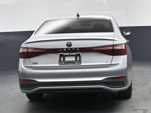 Used 2025 Volkswagen Jetta SE image 21