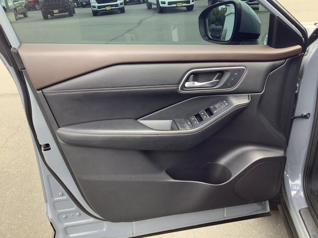 Used 2022 Nissan Rogue Platinum w/ Head-Up Display Package FWD image 9