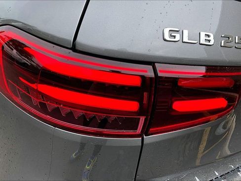 Used 2026 Mercedes-Benz GLB 250 4MATIC image 32