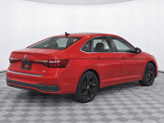 Used 2025 Volkswagen Jetta SE FWD image 4