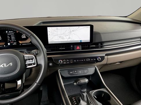 Used 2025 Kia Carnival FWD image 9