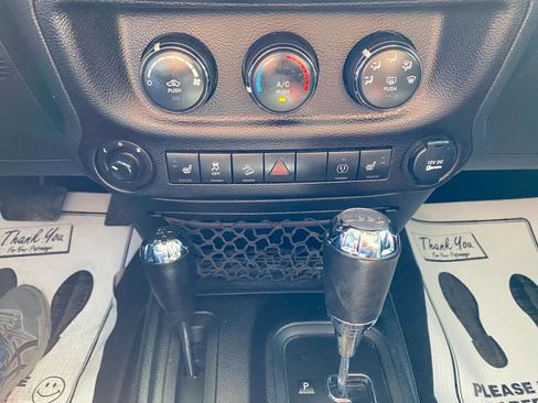 Used 2017 Jeep Wrangler Unlimited Sahara w/ Connectivity Group image 14