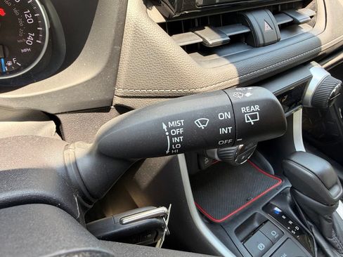 Used 2021 Toyota RAV4 LE AWD/4WD image 18