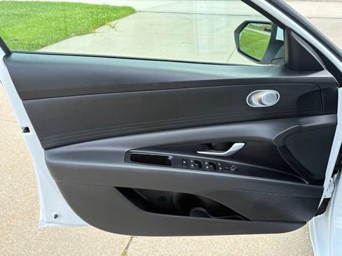 Used 2025 Hyundai Elantra Hybrid FWD image 8