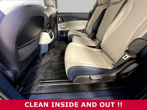 Used 2025 Kia Carnival EX FWD image 20
