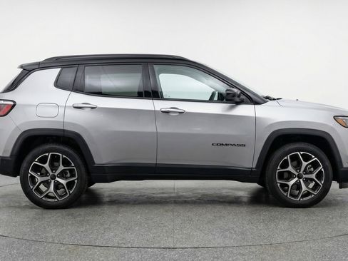 Used 2025 Jeep Compass Limited image 8