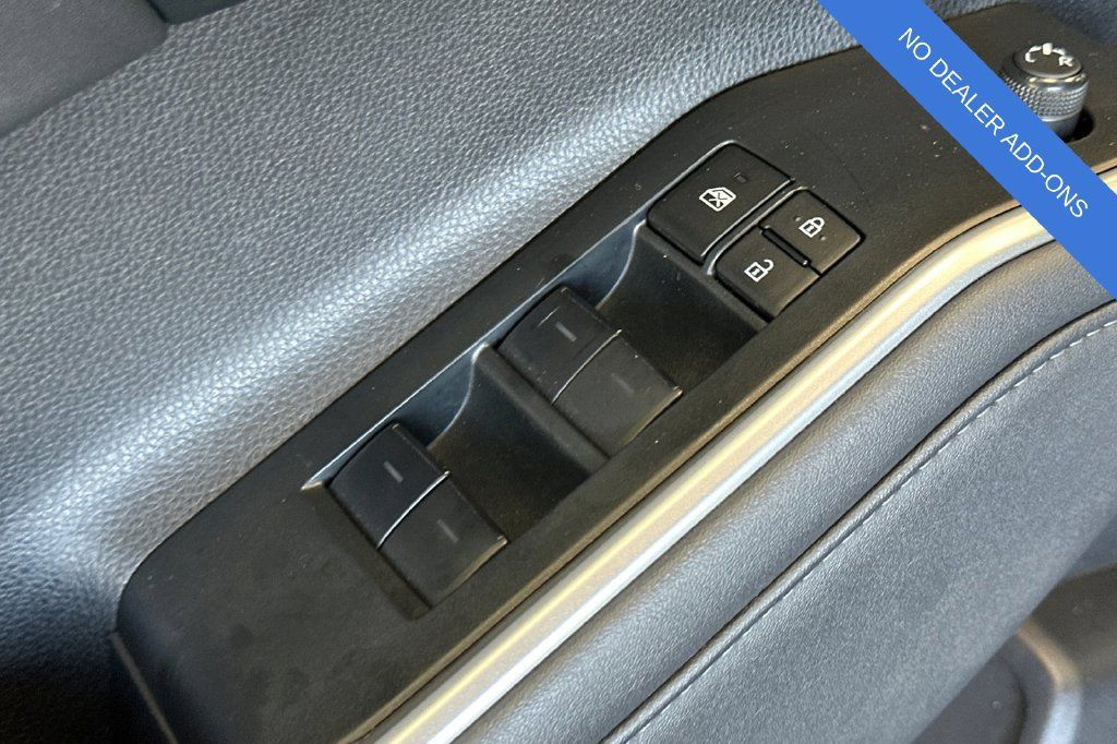 Used 2023 Toyota Highlander XLE AWD/4WD image 12