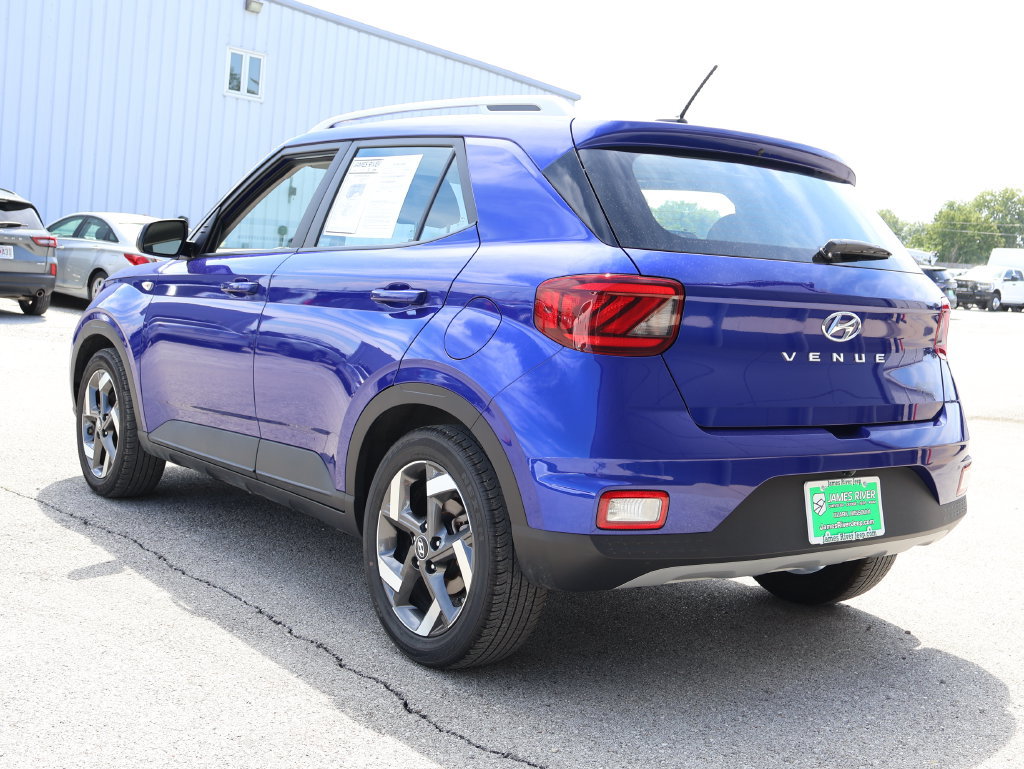 Used 2025 Hyundai Venue SEL FWD image 3