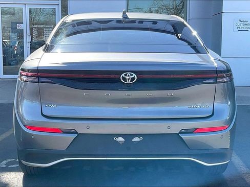 Used 2023 Toyota Crown Limited image 3