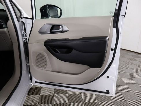 Used 2024 Chrysler Pacifica Touring-L FWD image 26
