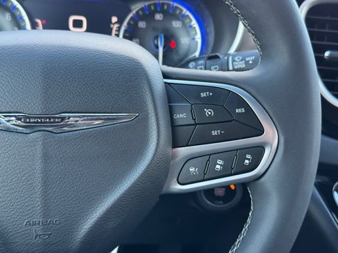 Used 2025 Chrysler Pacifica Select FWD image 26