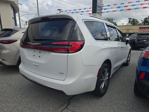 Used 2025 Chrysler Pacifica Pinnacle AWD/4WD image 4