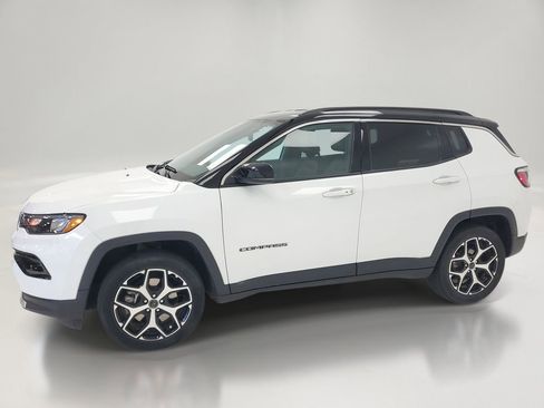 Used 2025 Jeep Compass Limited image 4