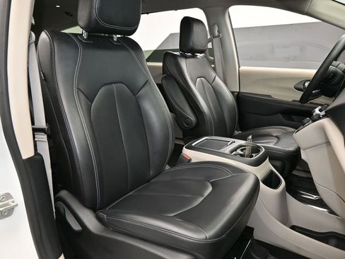 Used 2023 Chrysler Pacifica Touring-L image 42