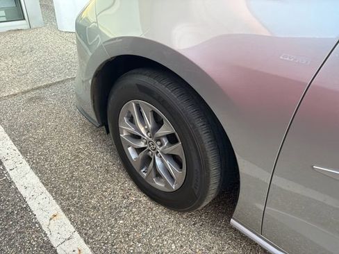 Used 2025 Toyota Sienna LE w/ LE Plus Package image 8